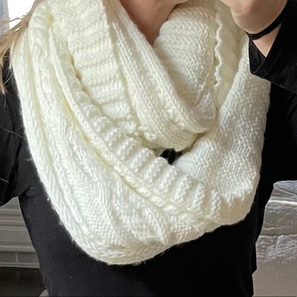 Michael Kors - Infinity Scarf - Ivory - Picture 3 of 8